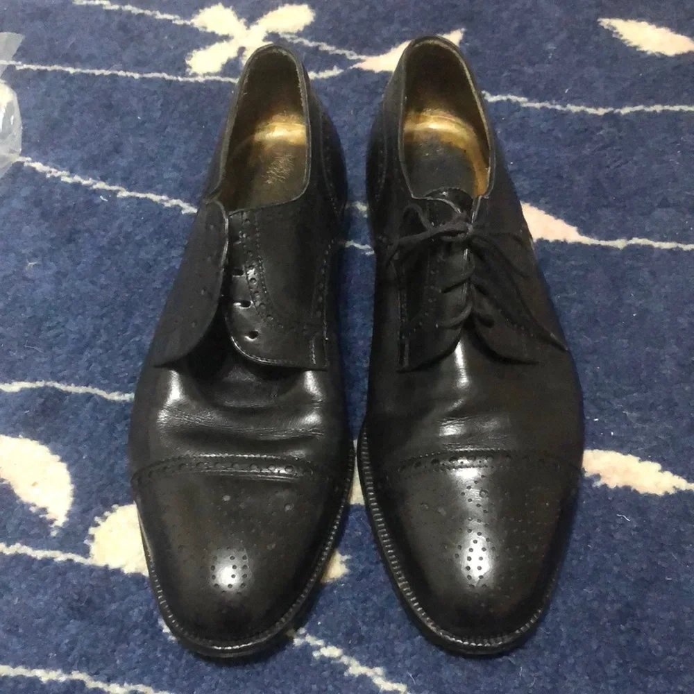 GUCCI VINTAGE BLACK LEATHER MEDALLION TOE CAPTOE SHOES 42